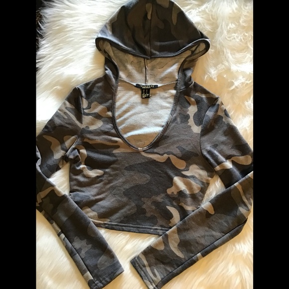 Camouflage Fitness Crop - Picture 2 of 4